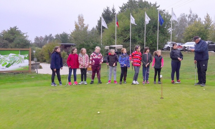 Výuku golfu zařazuje do osnov další základní škola